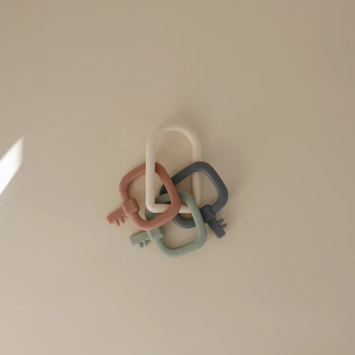 Mushie - Activiteitenspeeltje Sleutelhanger | Silicone