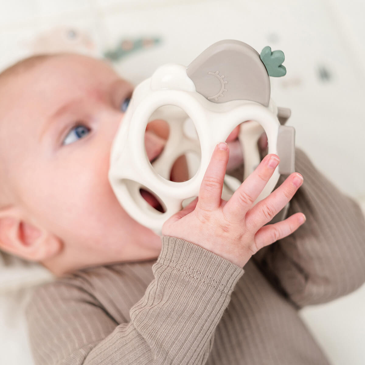 Done By Deer - Bijtspeeltje Sheepy Grip Sand