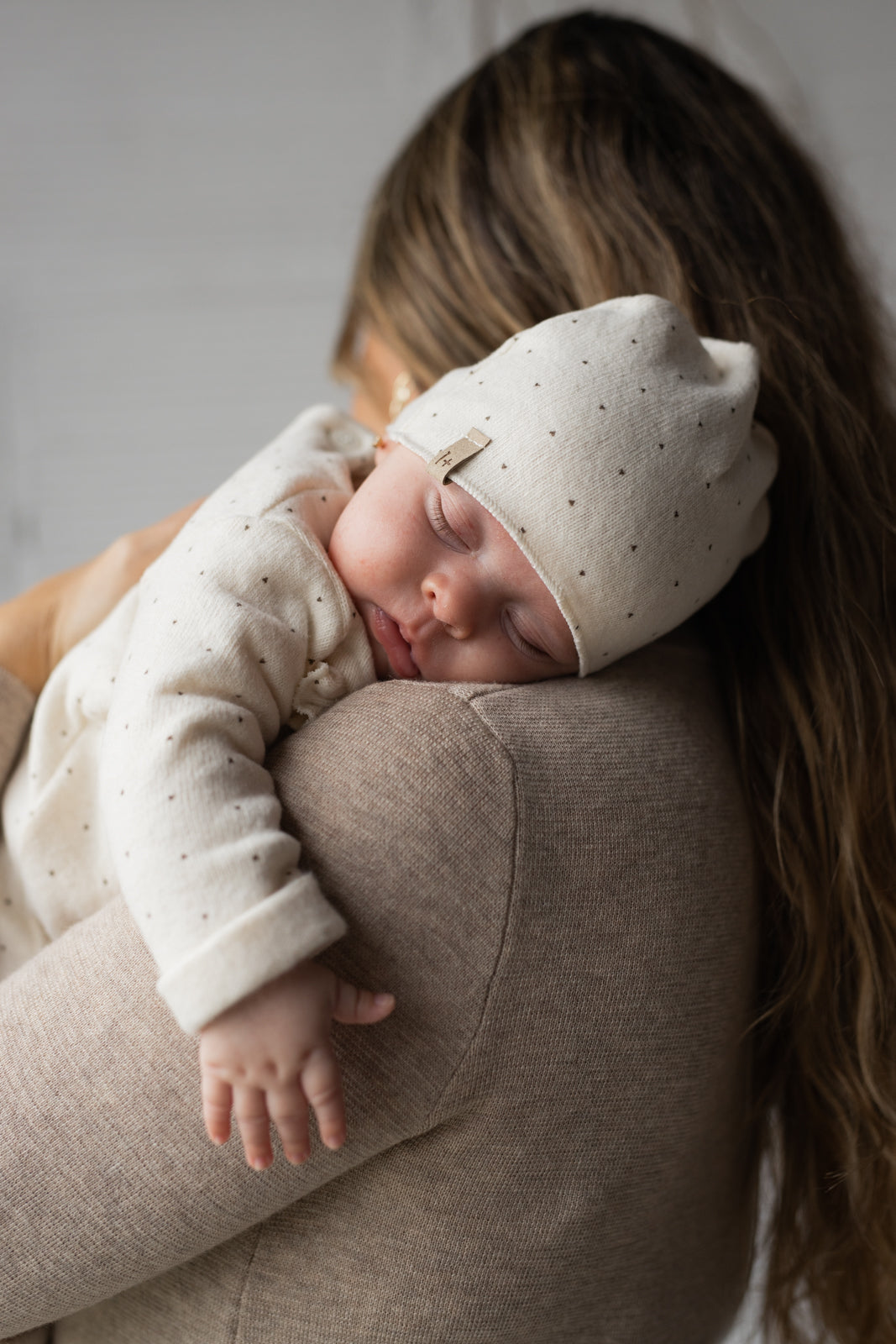 1+ In The Family - Muts Ares Ecru