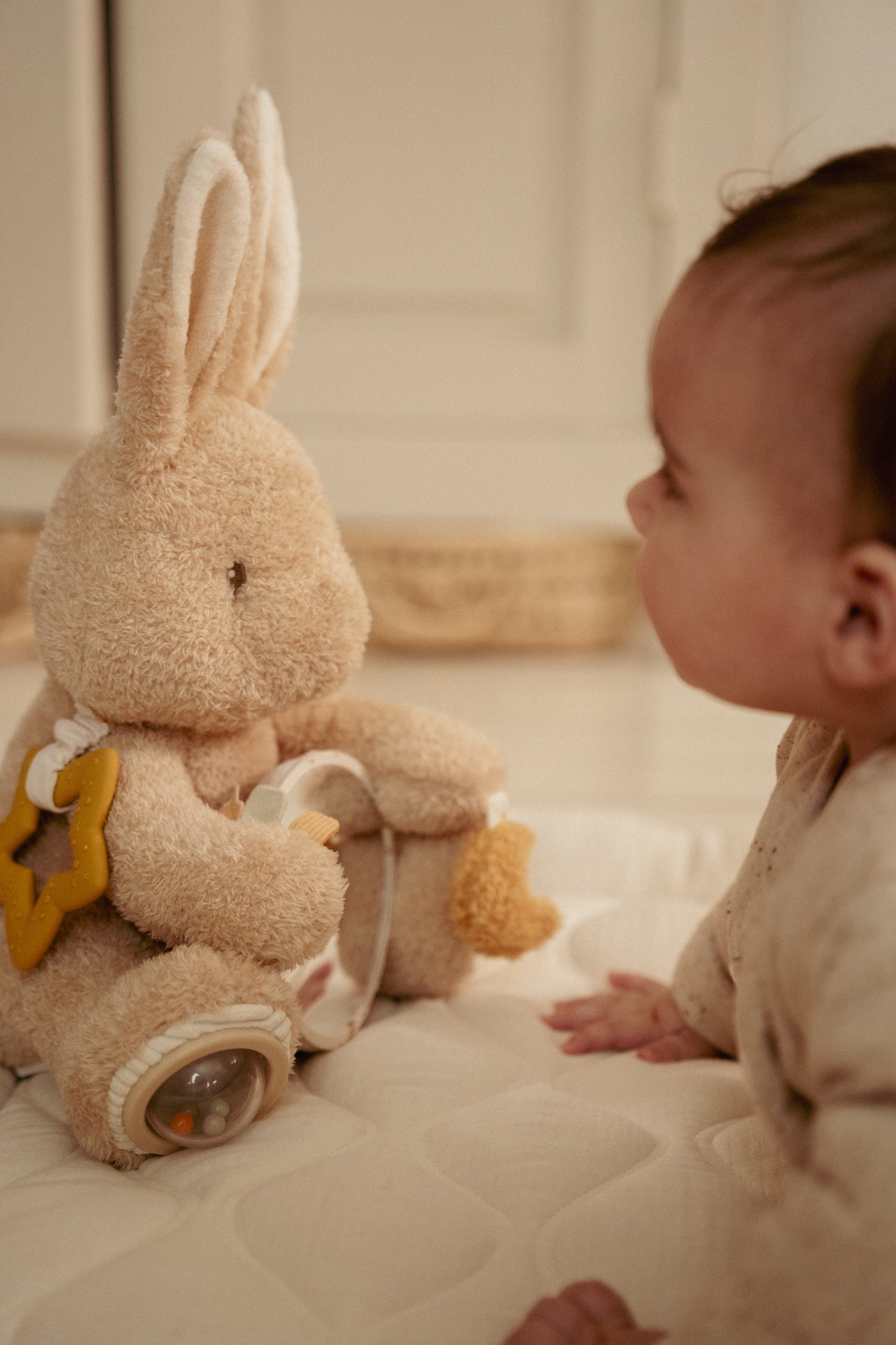 Little Dutch - Activiteitenknuffel Baby Bunny | Speel & Ontdek
