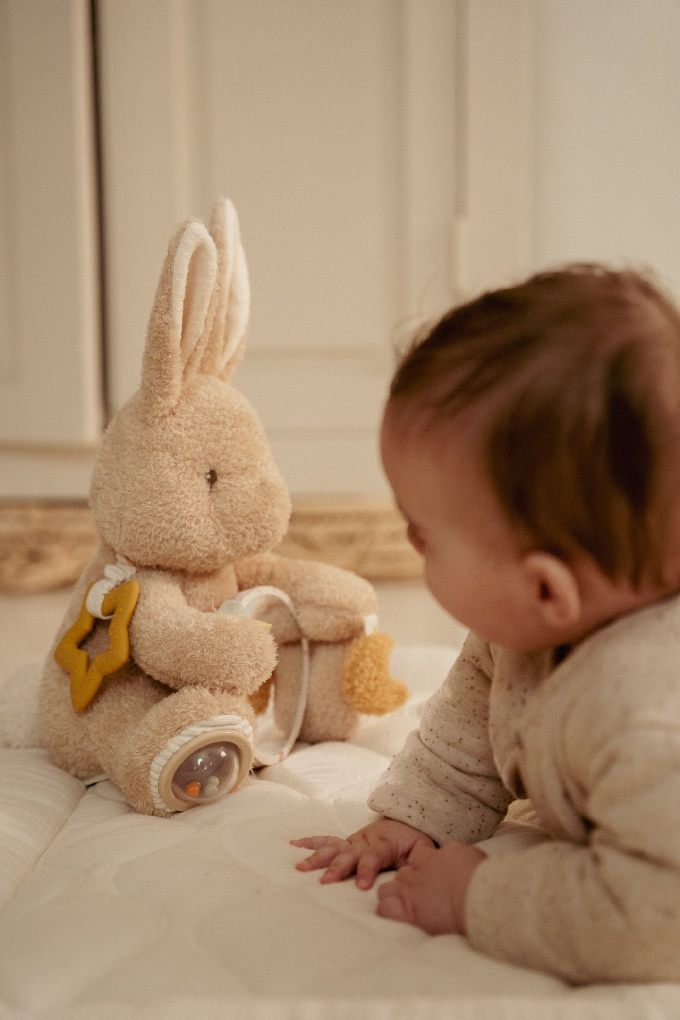 Little Dutch - Activiteitenknuffel Baby Bunny | Speel & Ontdek