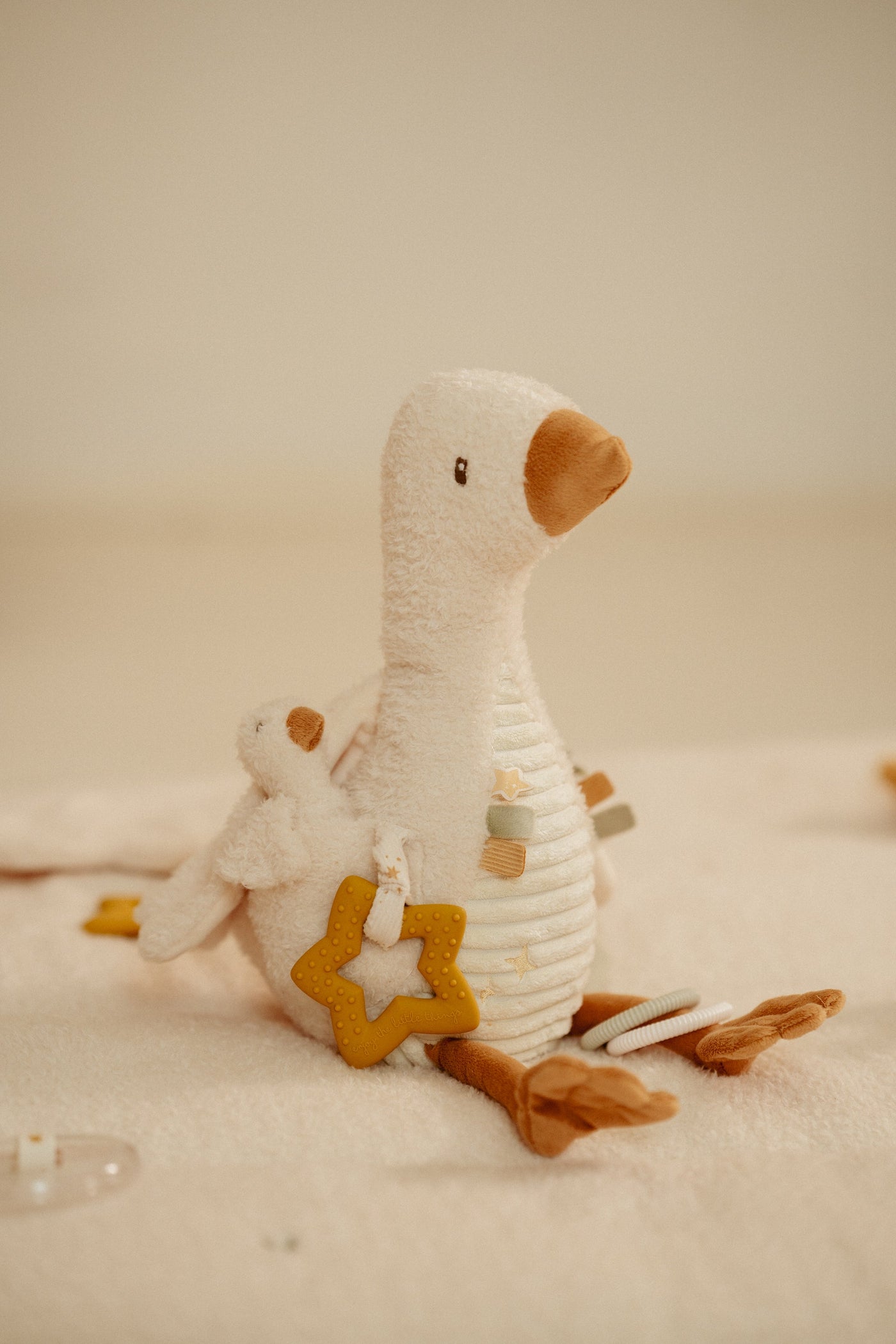 Little Dutch - Activiteitenknuffel Little Goose | Ontdek & Knuffel