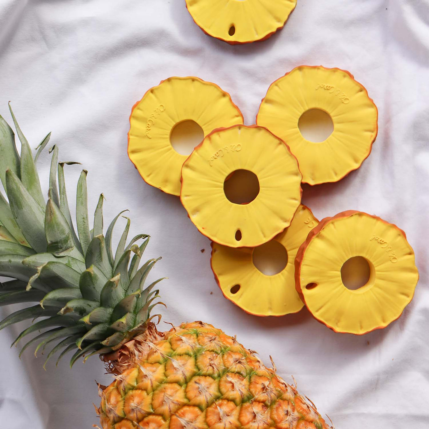Oli & Carol - Bijtspeeltje & Badspeeltje Ananas | Natuurlijk Rubber