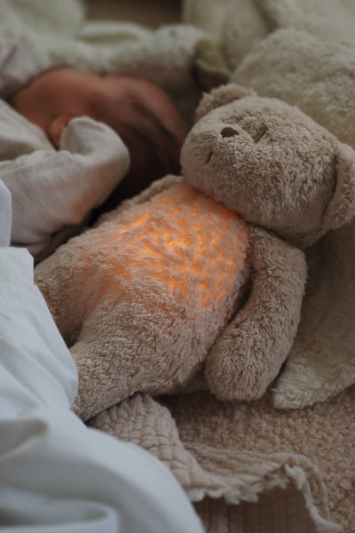 Knuffel The Humming Bear Licht + Geluid 2.0 Sand Natur