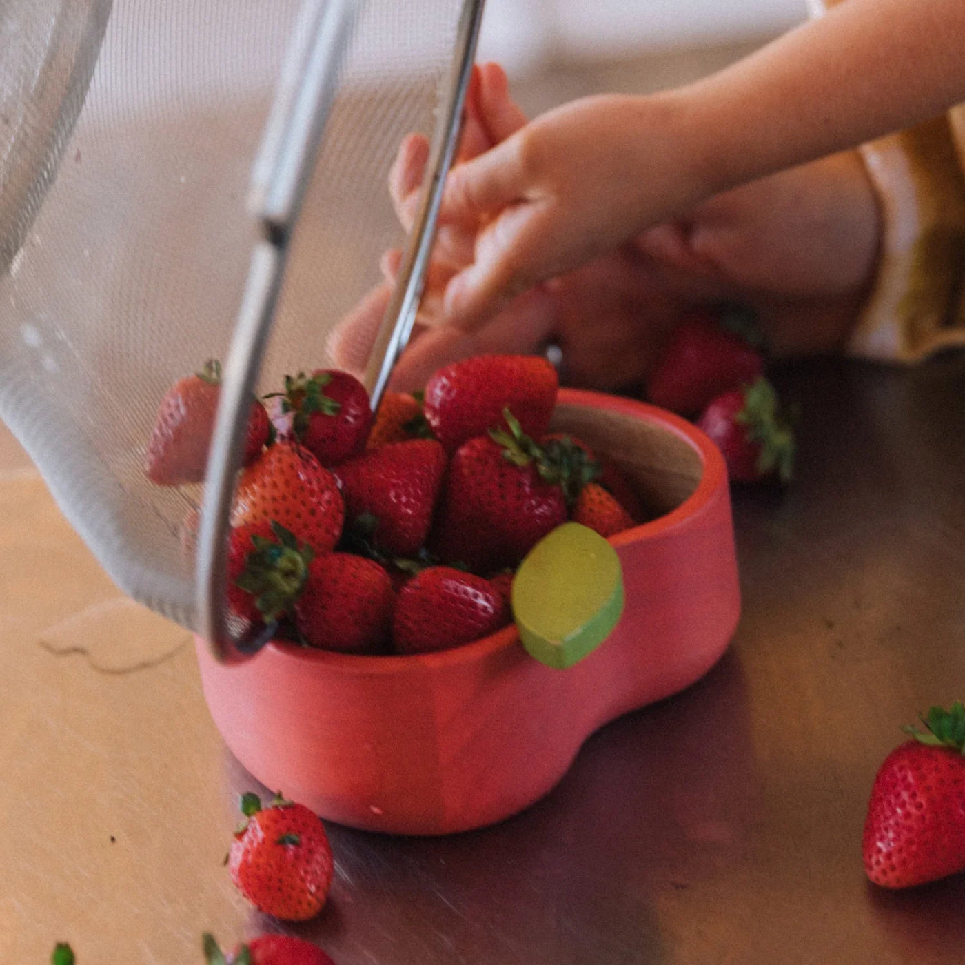 Oli & Carol - Eetset Bord + Lepel Wally Pepa The Apple | Rood